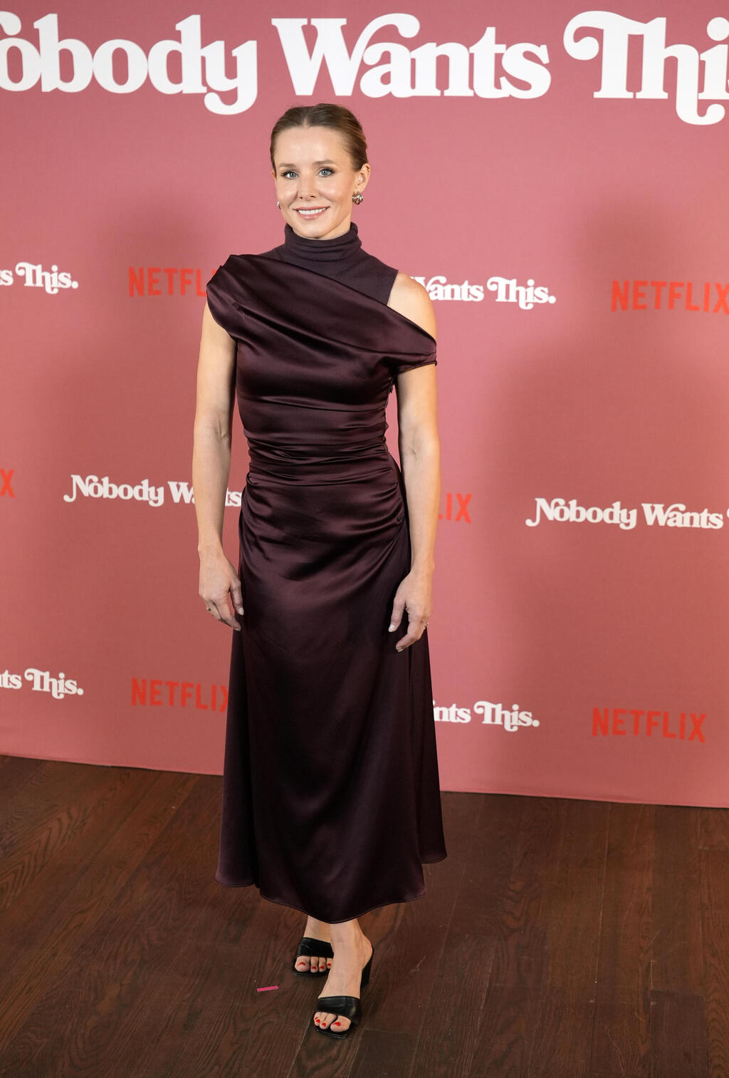 A Staud outfit at a Los Angeles screening of ‘Nobody Wants This,’ 2024 (Photo: AP Photo/Chris Pizzello) קריסטן בל בהקרנה לסדרה "רק לא זה" בלוס אנג'לס, 2024