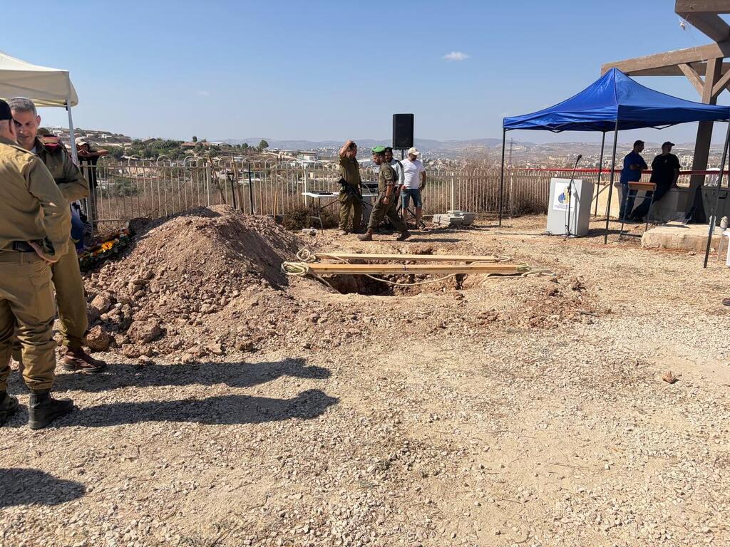 Hundreds accompanied Benayahu Mellet, a member of Havat Gilad’s emergency response team, to his final resting place (Photo: Idan Bloemhof) הלווייתו של בניהו מלט ז"ל