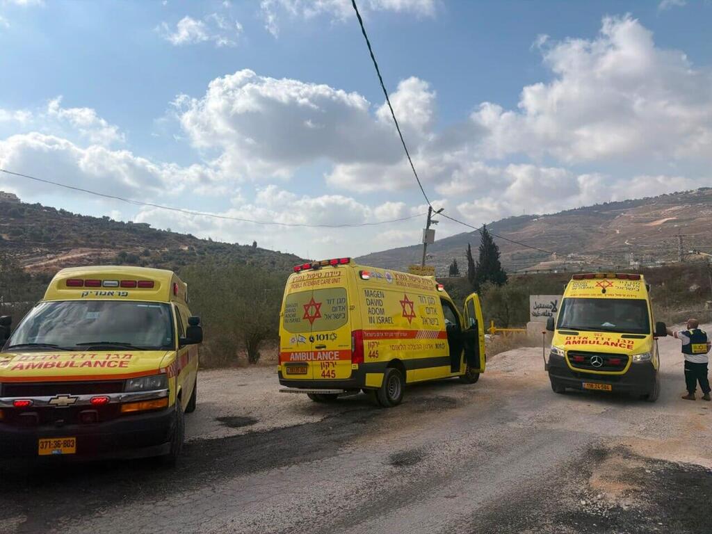 First responders arrive at the scene (Photo: Magen David Adom) עימות בין מתנחלים לפלסטיני סמוך לחוות גלעד