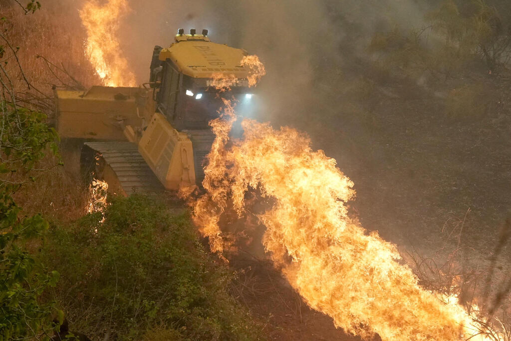 Photo: Cesar MANSO / AFP שריפה באזור סבררוס ליד אבילה בספרד