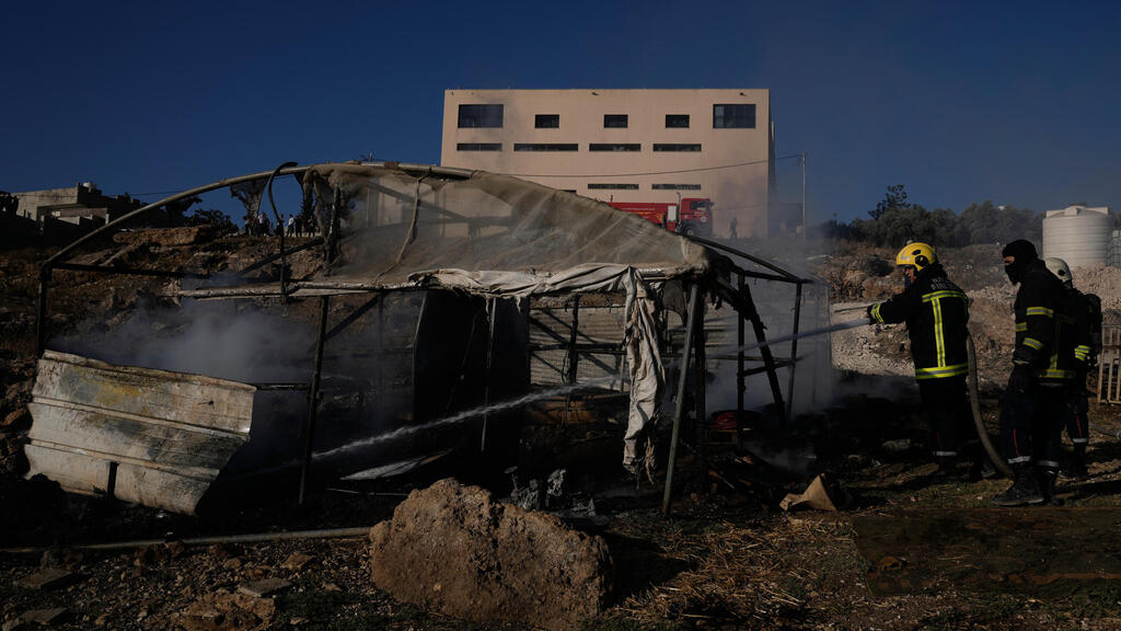 They enter Palestinian villages without fear, leaving extensive damage; destruction in the West Bank village of Sira (Photo: AP Photo/Majdi Mohammed) הרס והשחתה בכפר סרה, בעקבות פעולות תג מחיר ונקם של מתנחלים על הרצח של בניהו מלט