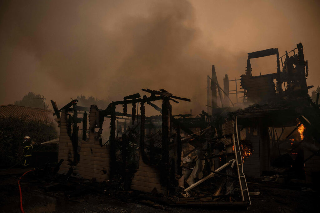 Photo: JULIEN DE ROSA / AFP שריפה באזור מגורים ליד לג' קאפ פרה, דרום מערב צרפת