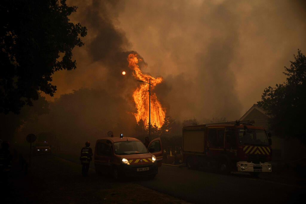 Near the Cap Ferret peninsula (Photo: JULIEN DE ROSA / AFP) שריפה באזור מגורים ליד לג' קאפ פרה, דרום מערב צרפת