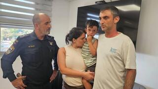 הילד יובל קוגן שנעדר ליממה שלמה בחוף באשקלון ואותר בניצנים עם מפכ"ל המשטרה דני לוי  והוריו 