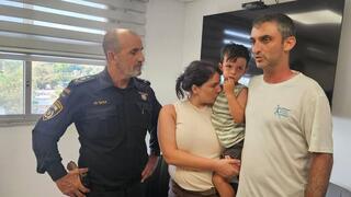 הילד יובל קוגן שנעדר ליממה שלמה בחוף באשקלון ואותר בניצנים עם מפכ"ל המשטרה דני לוי  והוריו 