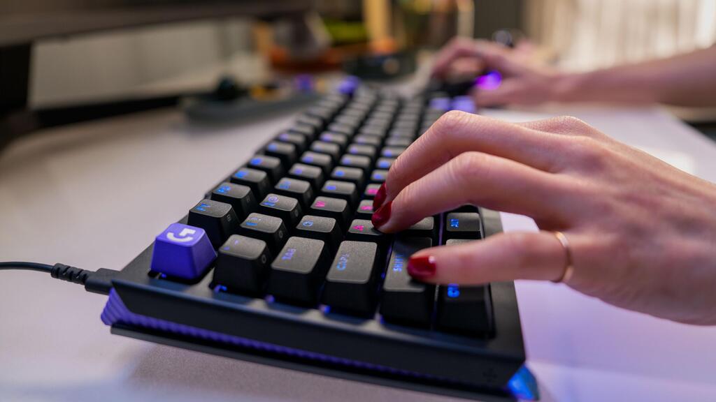 The key advantage: Users can freely switch between magnetic and mechanical switches (Logitech G) המקלדת G512 X 98 של לוג'יטק