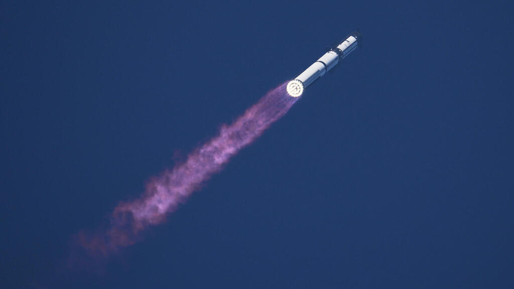 The launcher on its way back to the sea (Photo: Eric Gay/AP) המשגר בדרך חזרה לים