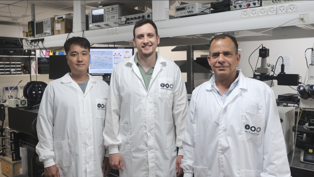 Dr. Sinwook Park, Ido Rachbuch and Prof. Gilad Yossifon (Photo: Tel Aviv University) מימין לשמאל: פרופ' גלעד יוסיפון, הדוקטורנט עידו רכבוך וד"ר סינווק פארק