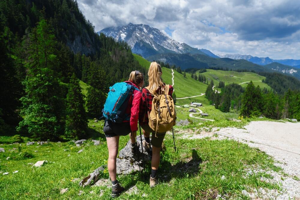 Hiking in the Alps (Photo: r.classen / Shutterstock) מטיילות, הרי האלפים
