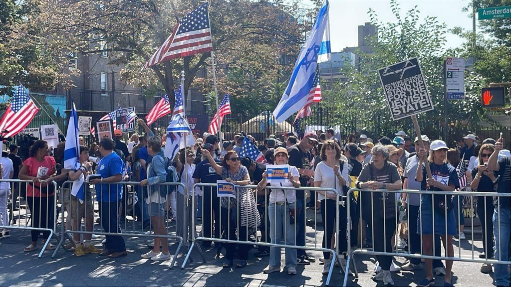 Demonstrators protest against antisemitism on New York's Upper West Side (Photo: Omri Kupershtein) מפגינים בשכונת האפר ווסט סיד שבניו יורק במחאה על אנטישמיות