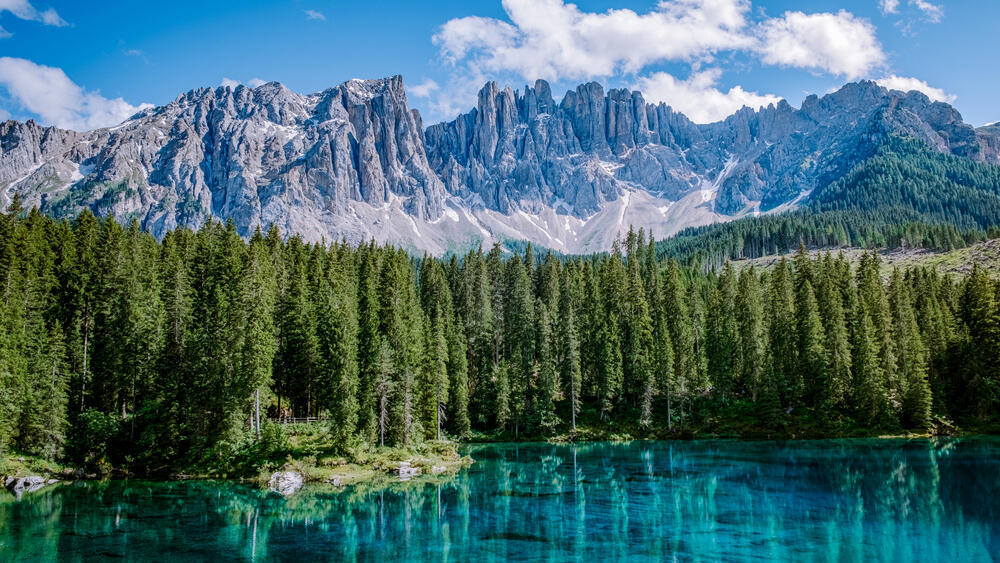 The Dolomite mountains (Photo: fokke baarssen/Shutterstock) אגם בדולימיטים, איטליה
