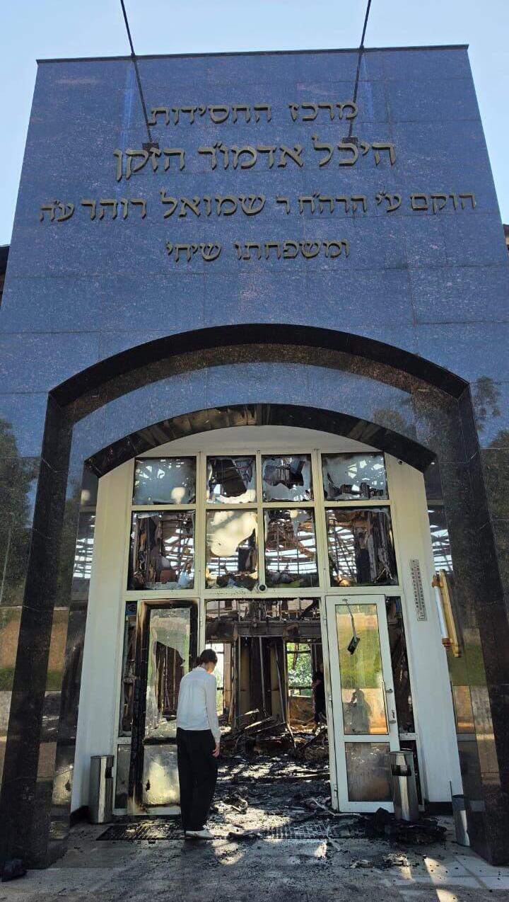 Front door of the synagogue הכניסה למתחם בית הכנסת