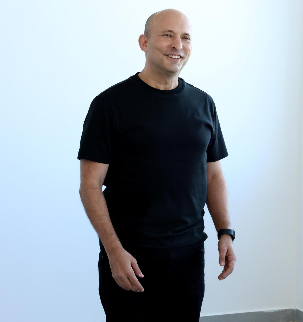 Former Prime Minister Naftali Bennett in his comfortable T-shirt (Photo: Shaul Golan) ועידת הביטחון הלאומי של קבוצת "ידיעות אחרונות" בשיתוף המכון למחקרי ביטחון לאומי INSS
