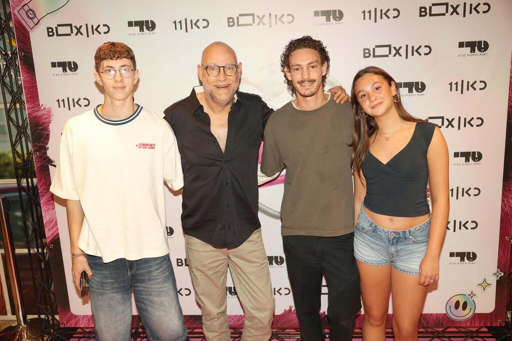 איש משפחה. צביקה הדר עם הילדים (צילום: אור גפן ) פרימיירה הפשוטע