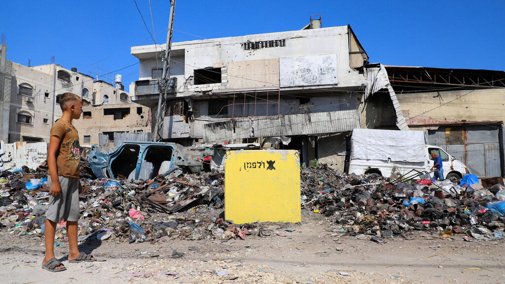 The IDF is expected to withdraw at a later stage; concrete barriers along Gaza's Yellow Line (Photo: Ebrahim Hajjaj/Reuters) הבטונדות בקו הצהוב בעזה