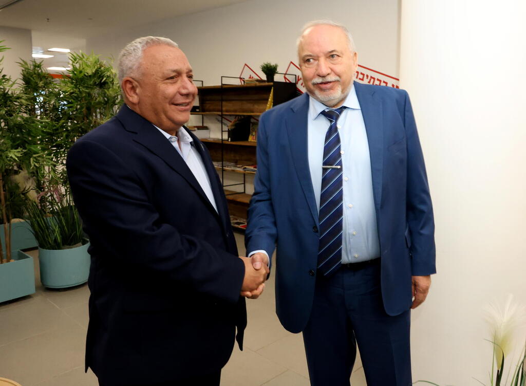 Gadi Eiskenot and Avigdor Lieberman (Photo: Shaul Golan) ועידת הביטחון הלאומי של קבוצת "ידיעות אחרונות" בשיתוף המכון למחקרי ביטחון לאומי INSS