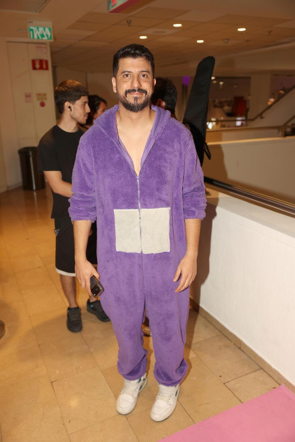 הולם אותך וואנזי סגול. מתן פרץ (צילום: אור גפן ) פרימיירה הפשוטע