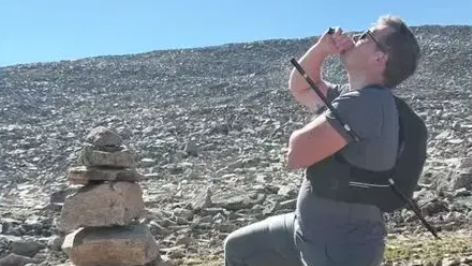 דייוויד סיפלדי עם מקל ההליכה תקוע בגופו