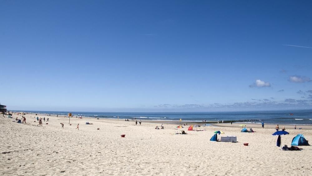 יום קיץ בחוף Callantsoog Beach, הולנד