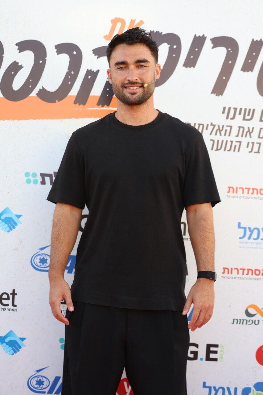 אירוע מסירים את הכפפות 