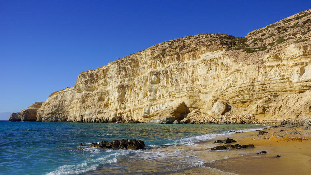 החול האדמדם והמצוקים של Red Beach, יוון