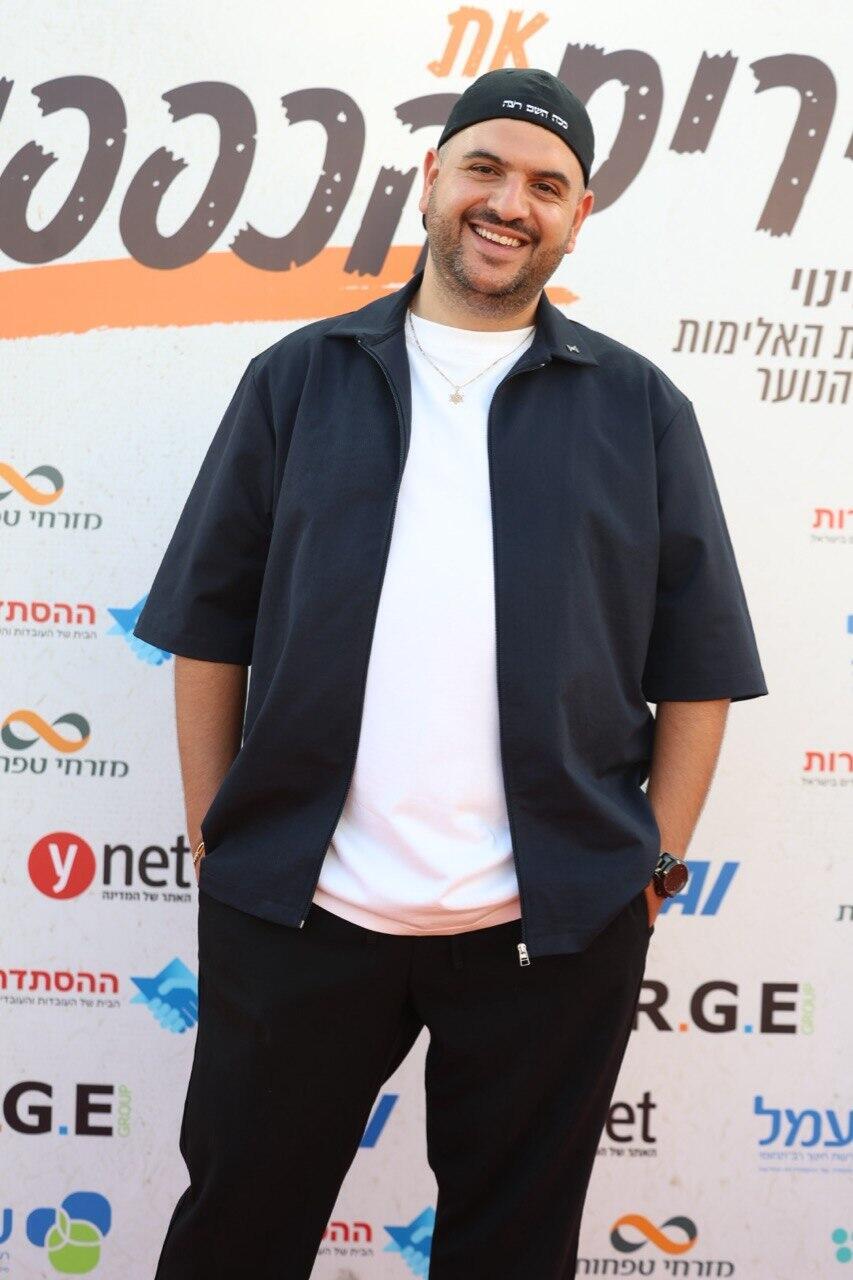 אירוע מסירים את הכפפות 