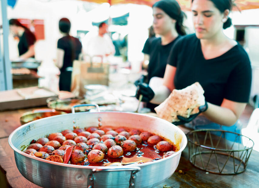 Yawardee's spicy fish-patty sandwich (Photo: Assi Haim ) קציצות הדגים שמהן התחיל הכל. "יאווארדי" של נדב אלון