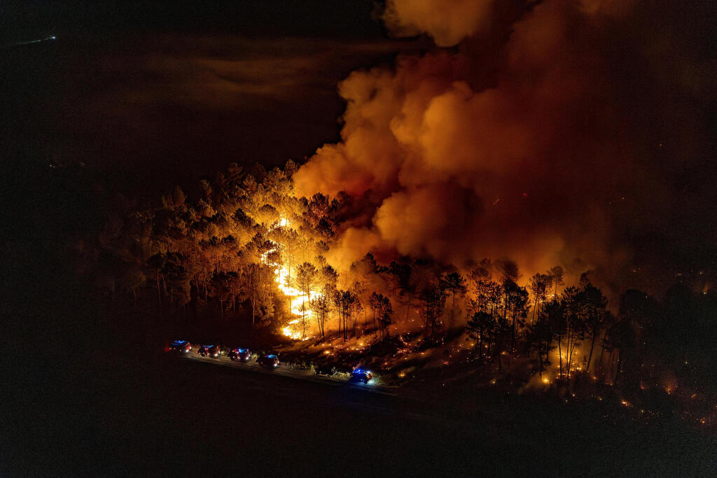 The fire continues to burn despite progress; the wildfire in the Gironde region near Bordeaux (Photo: Benoit Vega/SDIS 33/Handout via REUTERS) שריפה מחוז ז'ירונד צרפת