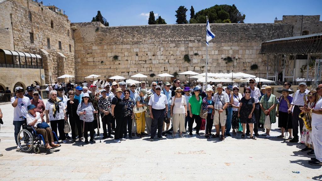Holocaust survivors from Ra’anana gathered at the Western Wall in Jerusalem to celebrate bar and bat mitzvah ceremonies that were taken from them during childhood by the horrors of the Holocaust (Photo: Courtesy) Holocaust survivors from Ra’anana gathered at the Western Wall in Jerusalem to celebrate bar and bat mitzvah ceremonies that were taken from them during childhood by the horrors of the Holocaust
