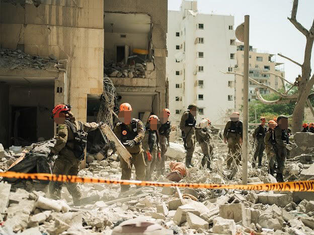 Rescue Brigade troops at the scene of a direct hit by an Iranian missile in Bat Yam (Photo: IDF) לוחמי חטיבת החילוץ בזירת הפגיעה הישירה של טיל ששוגר מאיראן בבת ים