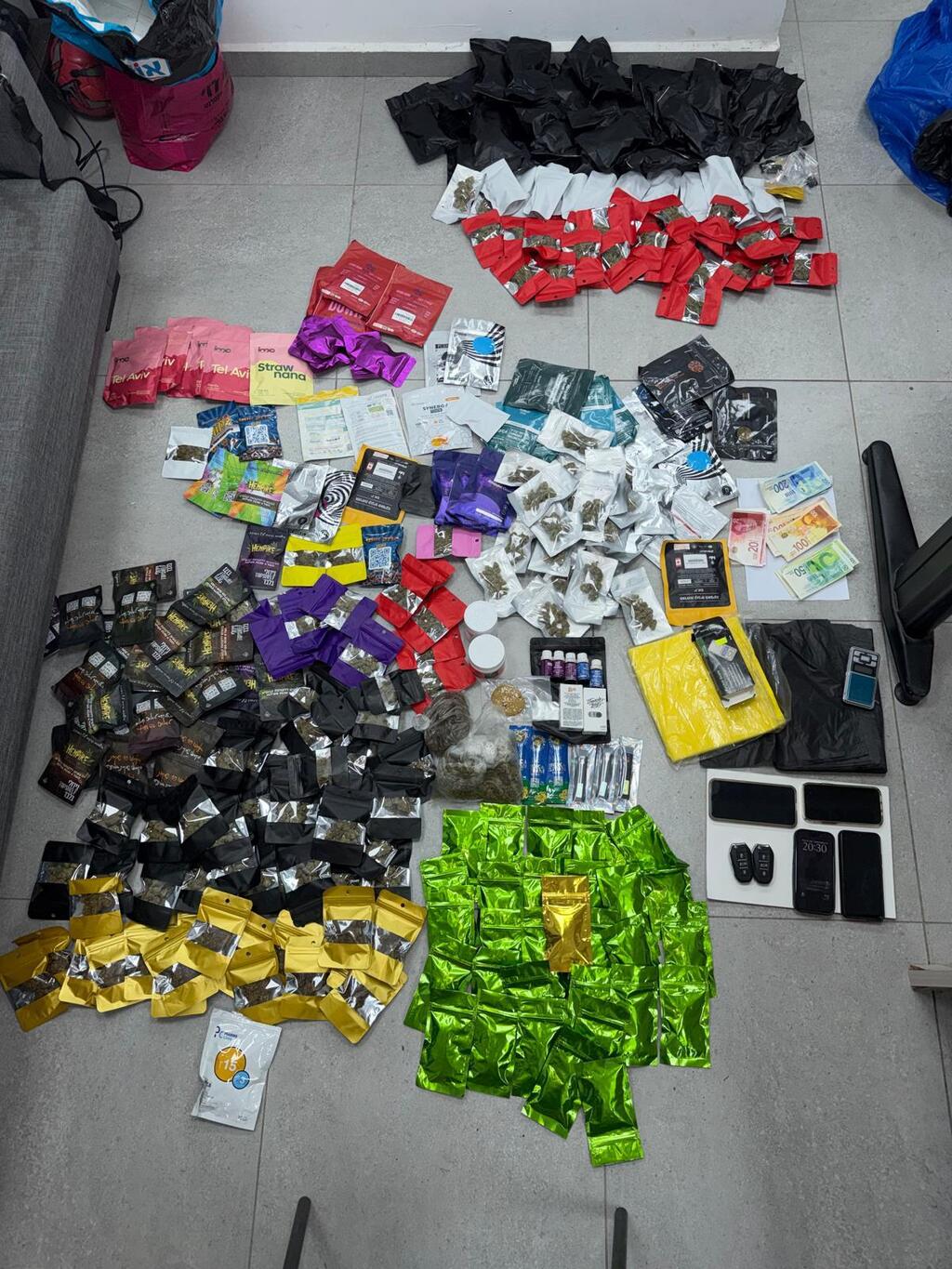 The drugs seized from the woman. 'Transactions worth hundreds of thousands of shekels' (Photo: Police spokeswoman) הסמים שנתפסו אצל האמא