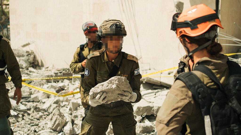 Rescue Brigade soldiers at the site of a direct hit by an Iranian missile in Beersheba (Photo: IDF) לוחמי חטיבת החילוץ בזירת הפגיעה הישירה של טיל ששוגר מאיראן בבאר שבע