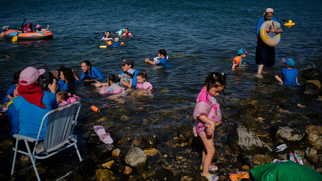 Отдыхающие на Кинерете (Фото: AP Photo/Ohad Zwigenberg) מתרחצים כינרת