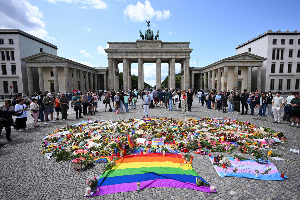 Makeshift memorial at Brandenburg gate after ramming attack on Berlin's annual Christopher Street Day Pride parade (Photo: Annegret Hilse/Reuters) Makeshift memorial at Brandenburg gate after ramming attack on Berlin's annual Christopher Street Day Pride parade
