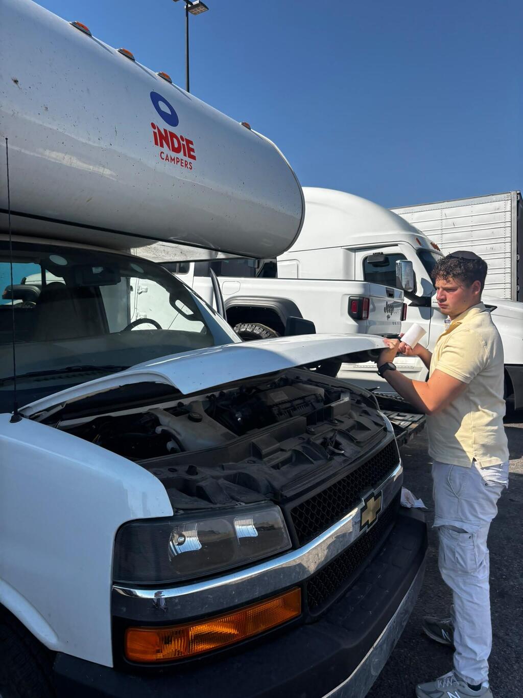 Maintaining the RV (Photo: Courtesy of Tamar Cesana) מתחזקים את הקרוואן