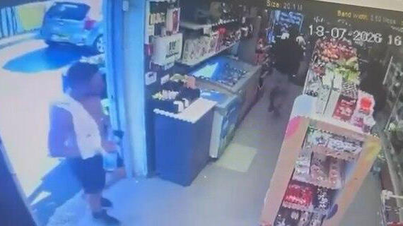 תיעוד של אלדר דיין בתחנת דלק