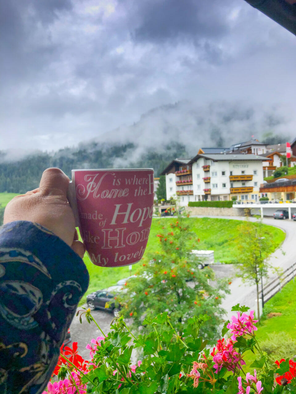 Misty morning coffee in the enchanting valley (Photo: Hila Mor Alon) לגלות את חבל טירול