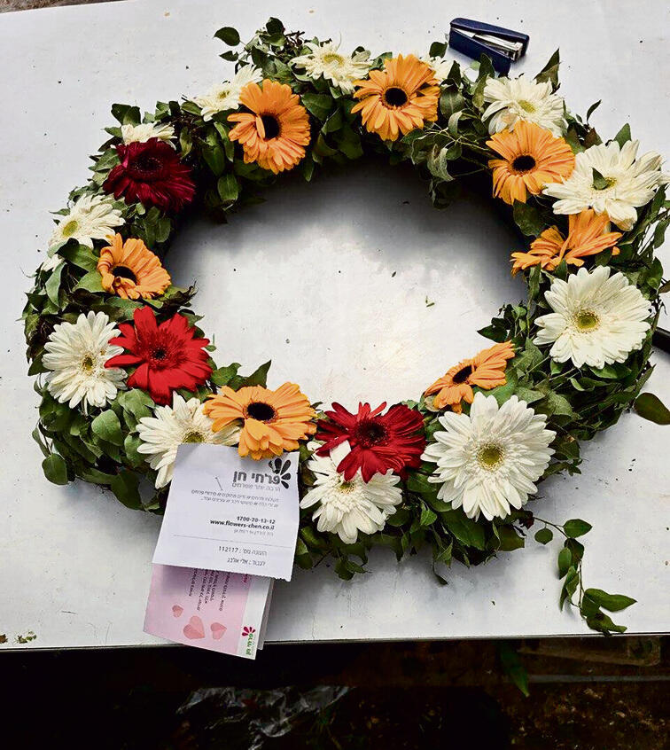 An attempt to collect information: The funeral wreath sent by the Iranians to Liri Albag’s home while she was being held hostage in Gaza ניסיון לאיסוף מידע. גלגל האבל שנשלח לביתה של לירי אלבג בידי האיראנים, כשהייתה בשבי בעזה