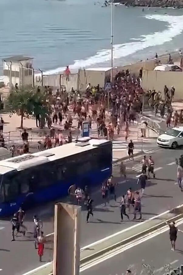 Прорыв границы Испании מרוקו ספרד פריצה המונית של מהגרים ל סאוטה דרך הים