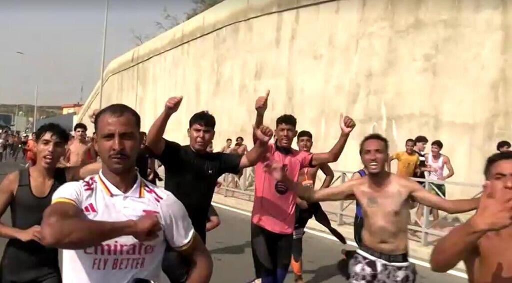 The major breach came after more than 1,500 illegal migrants had already entered Ceuta over the past week (Photo: Reuters) מרוקו ספרד פריצה המונית של מהגרים ל סאוטה דרך הים