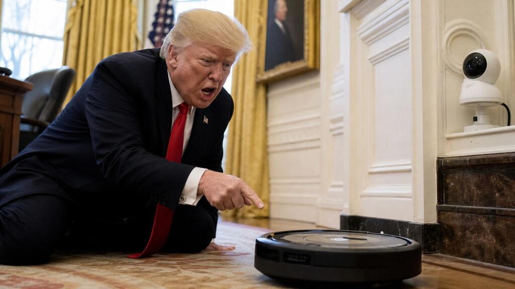 Дональд Трамп против роботов-пылесосов (Фото: shutterstock, сгенерировано ИИ) Дональд Трамп против роботов-пылесосов