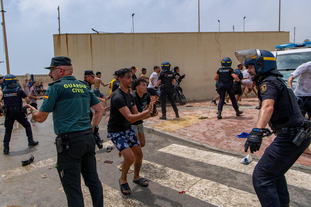 The armed forces would assist the Civil Guard in 'maintaining security in Ceuta' (Photo: AP Photo/Antonio Sempere) גבול ספרד מרוקו מהגרים נכנסים ל סאוטה