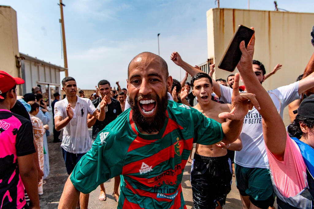 The migrants who entered shouted 'Viva España' and 'Goodbye Morocco, hello Spain!' (Photo: AP Photo/Antonio Sempere) גבול ספרד מרוקו מהגרים נכנסים ל סאוטה