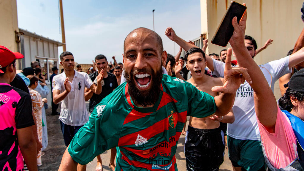 Mass breach into Ceuta puts spotlight on Sánchez (Photo: AP Photo/Antonio Sempere) גבול ספרד מרוקו מהגרים נכנסים ל סאוטה