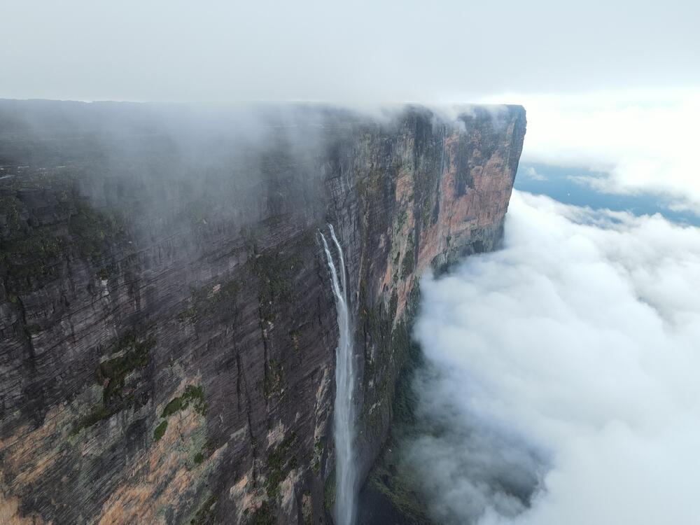 Aerial view of Mount Roraima’s steep cliffs, with waterfalls cascading from them (Photo: Don Serhio / shutterstock) מבט אווירי על מצוקיו התלולים של הר רוראימה, עם מפלים הנשפכים מהם, בפארק הלאומי קנאימה, ונצואלה
