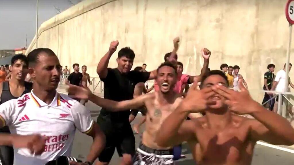 Morocco-Spain: Migrants enter Ceuta en masse by sea (Photo: Reuters) מרוקו ספרד פריצה המונית של מהגרים ל סאוטה דרך הים