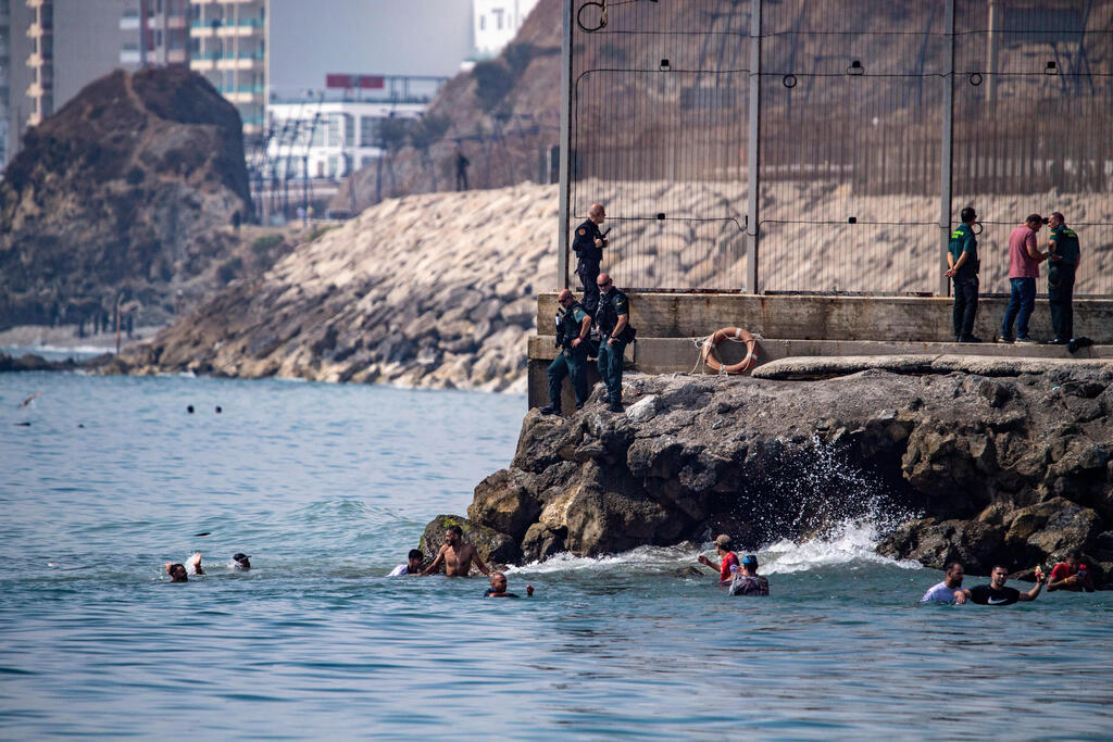 Spanish Supreme Court ruling issued in late June and early July 2026 restricted summary pushbacks of individuals intercepted while swimming near the shore (Photo: AP Photo/Antonio Sempere) מרוקו ספרד פריצה המונית של מהגרים ל סאוטה דרך הים
