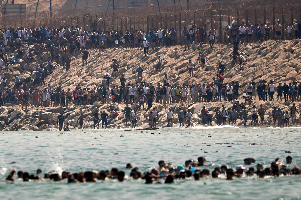 The beach was littered with flotation devices, flippers and wetsuits (Photo: AP Photo/Antonio Sempere) גבול ספרד מרוקו מהגרים נכנסים ל סאוטה