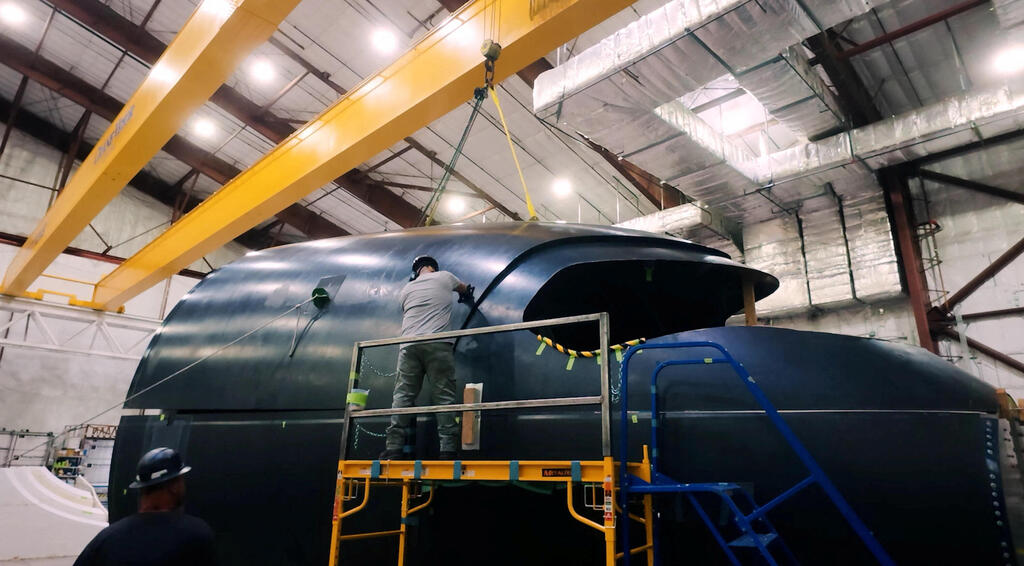 Workers assemble JetZero’s Jet1 demonstrator aircraft at the company’s facility in Mojave, California (Photo: Jenny Dervin/JetZero/Handout via REUTERS) עובדים מרכיבים את מטוס ההדגמה Jet1 של חברת JetZero במתקן החברה במוהאבי, קליפורניה