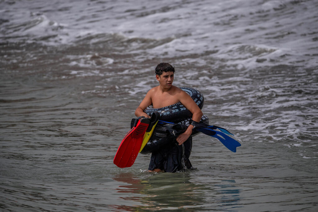 Between 2,000 and 3,000 migrants entered Ceuta illegally on Thursday, most of them by sea (Photo: AP Photo/Antonio Sempere) גבול ספרד מרוקו מהגרים נכנסים ל סאוטה דרך הים